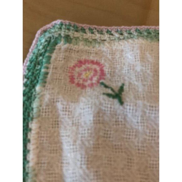 VTG Green and White Color Block with Pink Flowers Hand Embroidered Tablecloth 48 - Picture 4 of 13